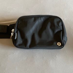 Lululemon large 2L Beltbag
